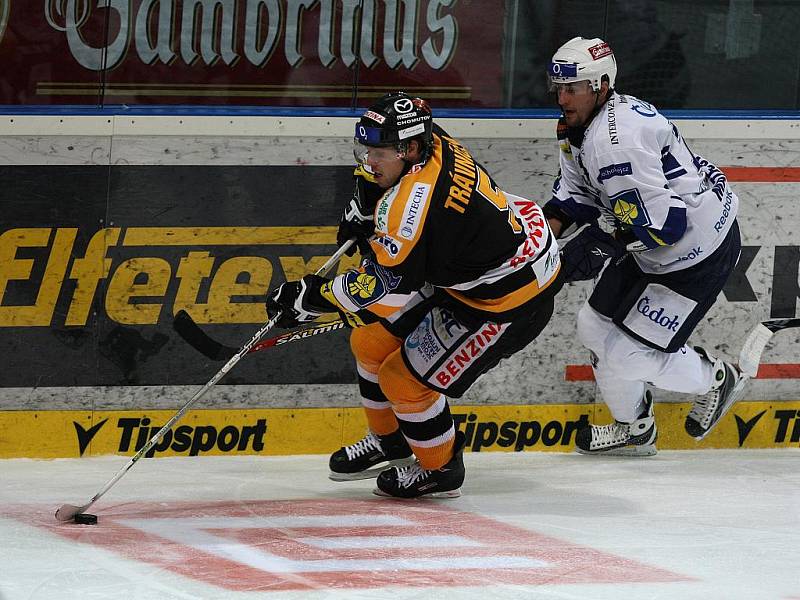 Ze zápasu 12. kola hokejové extraligy Plzeň (v bílém) - Litvínov 4:5.