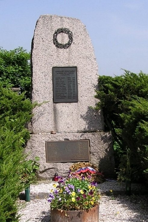 Kralovice. Hřbitov, 14 obětí pochodu z celkem 43 uvedených, rok 1945.