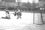 Hokejový zápas na starém rybníku v parku před hasičárnou. Rok 1959.