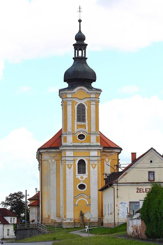 Mezinárodní skupina dobrovolníků pomáhá v Kozolupech s údržbou kostela sv. Štěpána a revitalizací sadu v rámci tzv. workcampu. Čistí sochy, myjí dlaždice, natírají trámy, brousí lavice. Pomoc dobrovolníků přivítali v Kozolupech už podruhé.