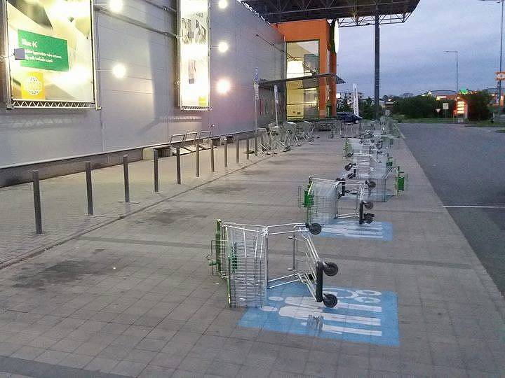 Nákupní vozíky na parkovišti u Globusu