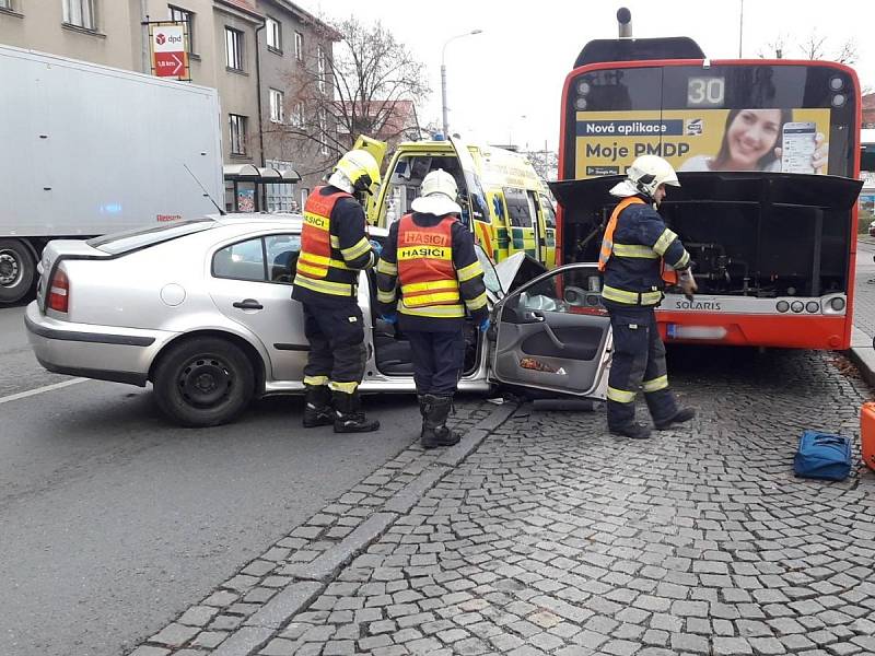 Nehoda osobního auta a autobusu v Částkově ulici v Plzni