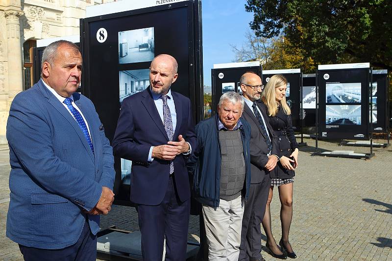 Městské lázně na fotografiích jsou tématem výstavy před Západočeským muzeem. Na deseti panelech si můžete až do konce roku prohlédnout minulost, současnost i budoucí podobu unikátní budovy Městských lázní.