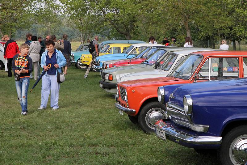 Retrojízda - sraz historických automobilů do roku výroby 1989 v kempu u přehrady České údolí v Plzni - Liticích.