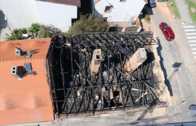 Plzeňští policisté dopadli žháře, který způsobil několik požárů, zapálil i dům na Roudné.