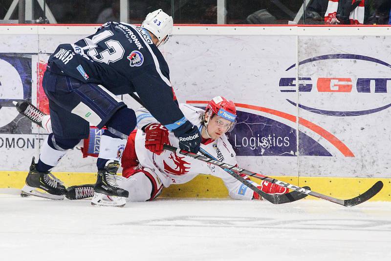 Semifinále play off hokejové extraligy - 5. zápas: HC Oceláři Třinec - HC Škoda Plzeň, 11. dubna 2019 v Třinci. Na snímku (zleva) Jan Kovář, Ondřej Kovařčík.