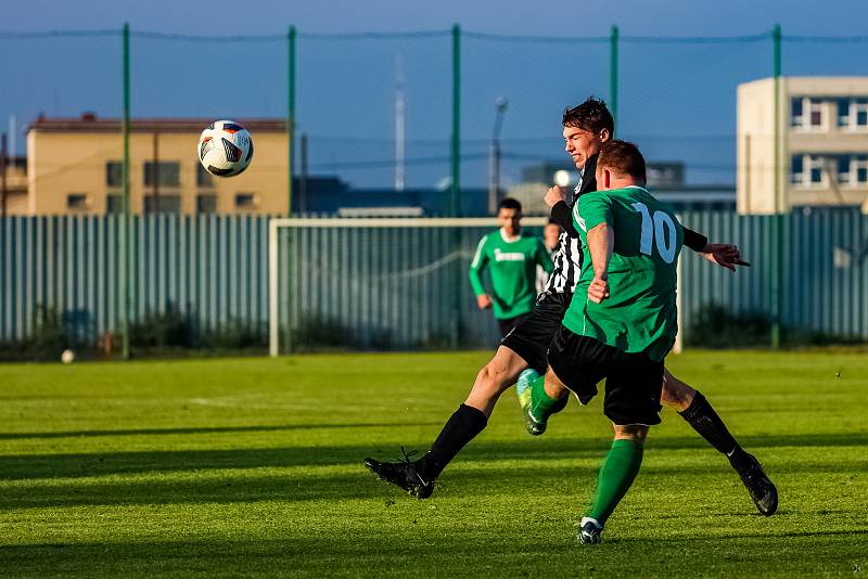 15. kolo I. A třídy: SK Smíchov Plzeň - FC Rokycany B (na snímku fotbalisté v zelených dresech) 4:2 (2:0).