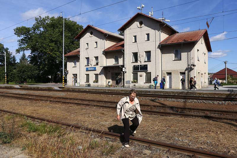 Lidé si kvůli přestavbě ulice u nádraží v Blovicích krátí cestu přecházením přes koleje.