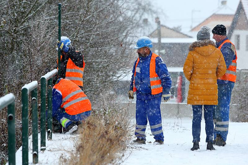 Silniční most na místní komunikaci v Chotíkově, který byl v havarijním stavu, rozebírala v sobotu 4. prosince specializovaná firma. Kvůli stavebním pracím, byla uzavřená silnice 1/20 mezi Plzní a Karlovými Vary. Hotovo by mělo být do nedělního podvečera.