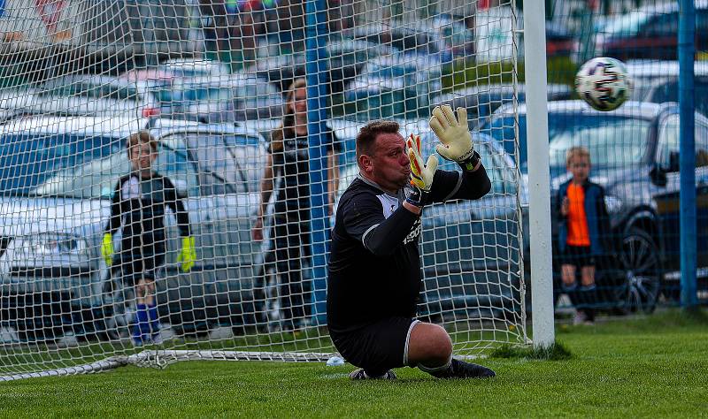 Fotbalisté SK SENCO Doubravka (na archivním snímku hráči ve žlutých dresech) porazili v závěrečném kole letošní sezony domácí Sedlčany 5:1.