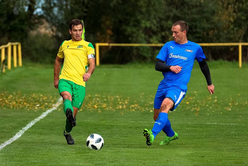 Na jihu Plzeňska podlehly Lužany (na snímku ve žlutých dresech) Dvorci vysoko 0:6 (v modrém).