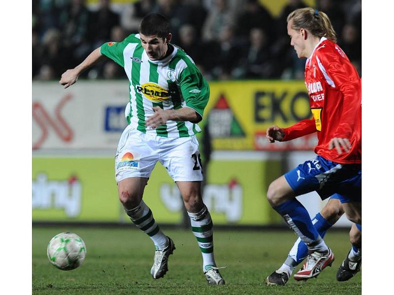 Umístěná střela útočníka Bohemians Jana Rezka (vlevo) znamenala vyrovnání na 2:2.  Na snímku sleduje jeho pohyb Plzeňan Tomáš Krbeček