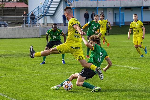 7. kolo FORTUNA ČFL, skupina A: FK ROBSTAV Přeštice (na snímku fotbalisté ve žlutých dresech) - FK Baník Sokolov 0:2.