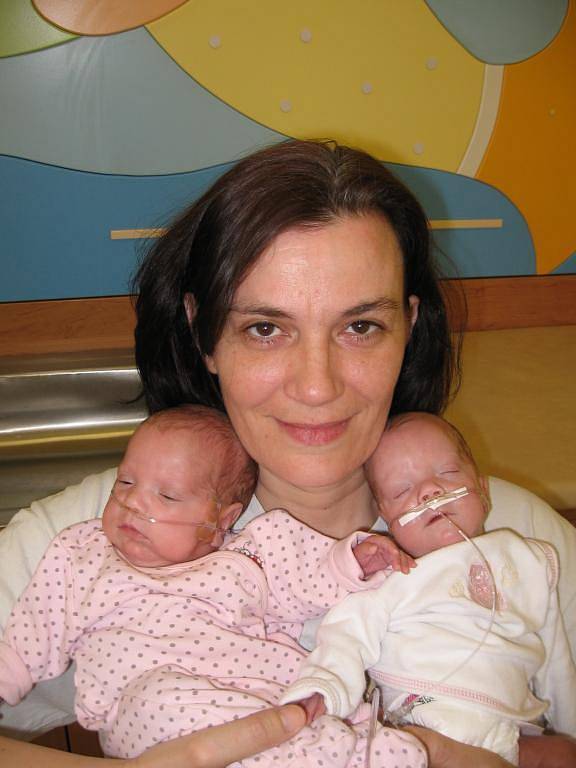 Věře Simonicsové a Karlu Zuberovi z Plzně se 30. listopadu 2008 narodila ve FN v Plzni dvojčátka – Kájinka (vlevo) a Kája. Kája při porodu vážil 650 gramů a měřil 27 cm a Kájinka vážila 680 gramů a měřila 31 cm