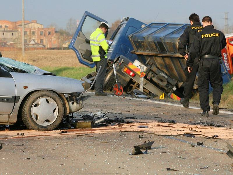 Nehoda osobního a nákladního auta mezi Zbůchem a Líněmi. Řidič osobního Citroënu při nehodě zemřel