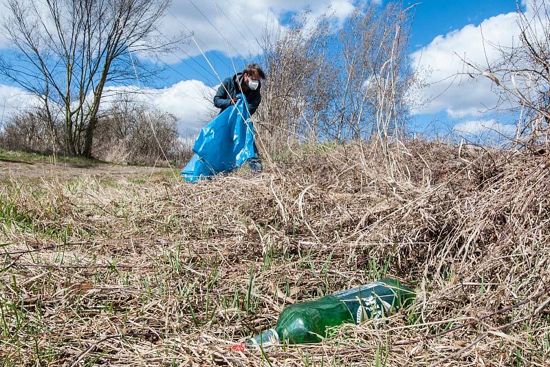 Dobrovolníci Trash Hero uklízí v okolí Mže.