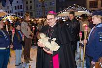 V předvečer čtvrté adventní neděle uložil biskup Tomáš Holub společně se starostou třetího obvodu Davidem Procházkou sochu Ježíška do jesliček ve velkém dřevěném betlémě na náměstí Republiky v Plzni.
