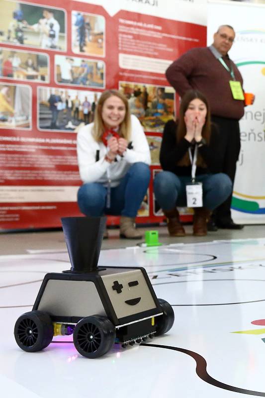 Dvoučlenné týmy studentů v plzeňské Techmanii vyslali na soutěžní jízdu robotická vozítka