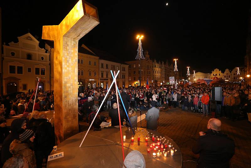 Shromáždění k výročí Sametové revoluce na náměstí Republiky v Plzni.