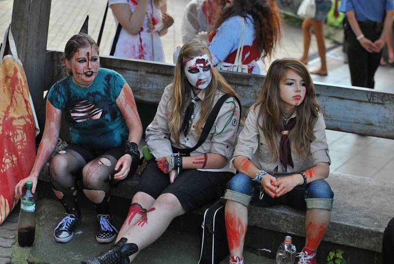 Populární zombie walk má za sebou další ročník. Na sto třicet účastníků prošlo Plzní, přímo během Dne Meliny Mercouri.