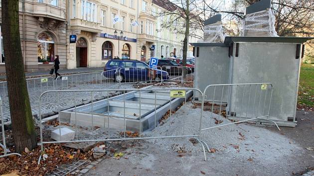 Kontejnery ve Smetanových sadech u hotelu Slovan vykukují nad chodník asi o deset centimetrů. Třetí městský obvod slibuje, že do dvou týdnů bude problém vyřešen