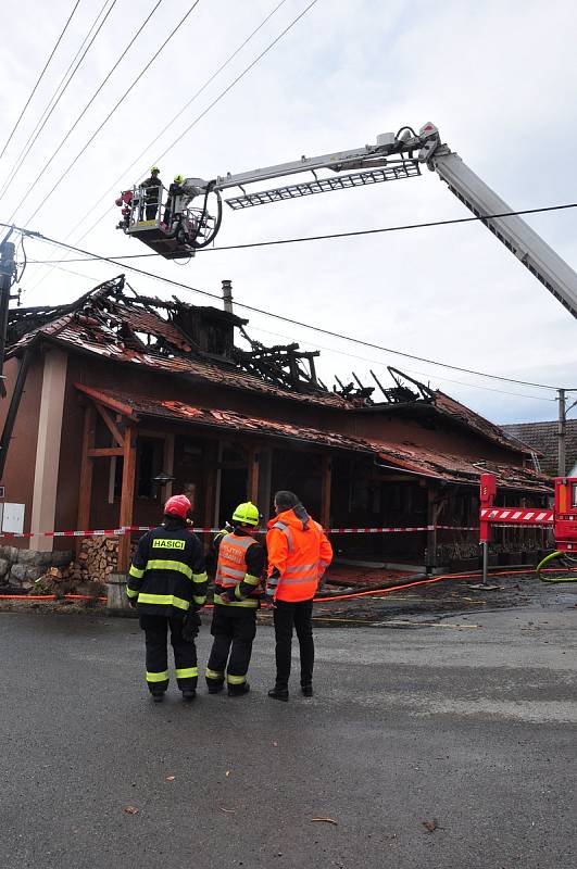 Oblíbenou restauraci Angusfarm v Soběsukách u Nepomuku zničil požár.