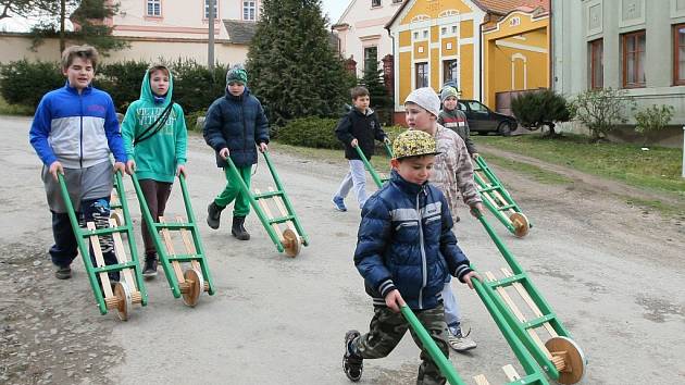 Chlapci s rachtacími trakaři vyrobenými místním truhlářem několikrát denně vyráželi na obchůzku po vsi.
