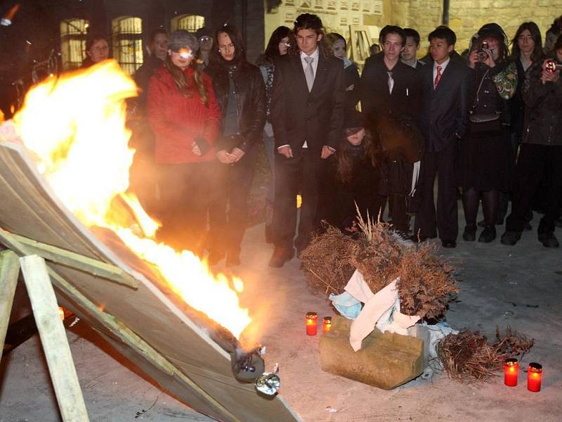 Pohřbívání pana Grantika na Soukromé uměleckoprůmyslové škole Zámeček v Plzni.