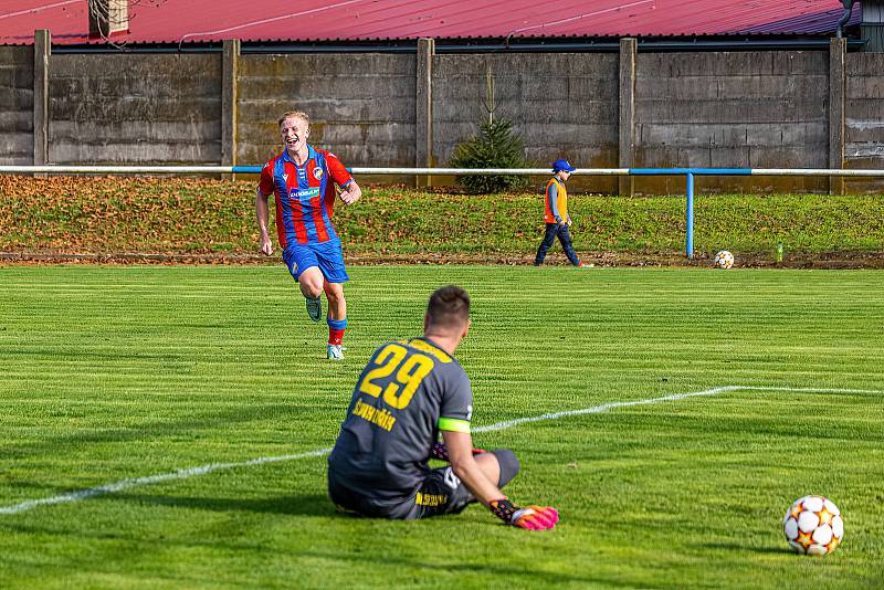 13. kolo FORTUNA ČFL, skupina A: FK ROBSTAV Přeštice (na snímku fotbalisté ve žlutých dresech) - FC Viktoria Plzeň B 1:2 (1:1).