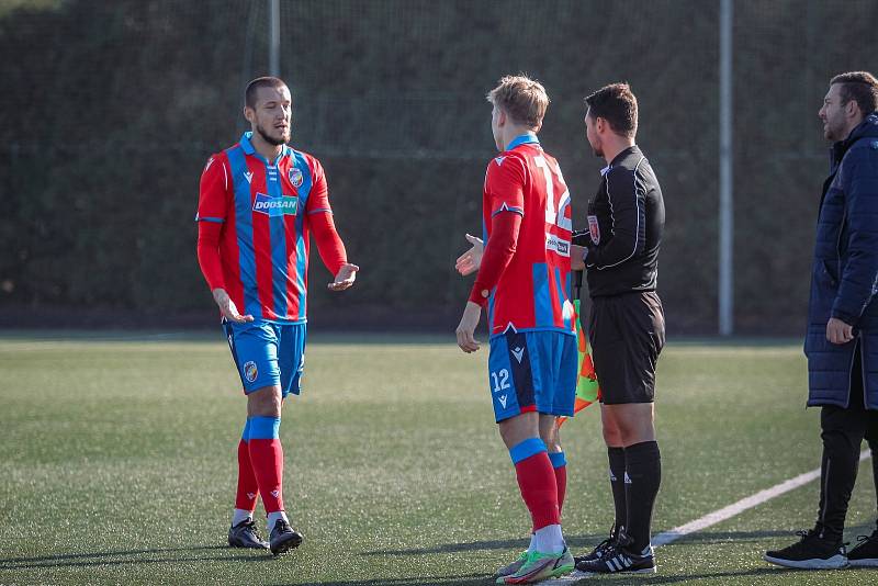 14. kolo FORTUNA ČFL, skupina A: Viktoria Plzeň B (na snímku fotbalisté v červenomodrých dresech) 3:1.