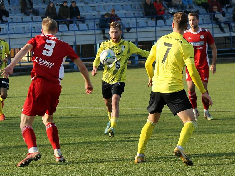 14. kolo FORTUNA divize A: SK Klatovy 1898 (červení) - ROBSTAV Přeštice (žlutí) 1:4 (1:4).