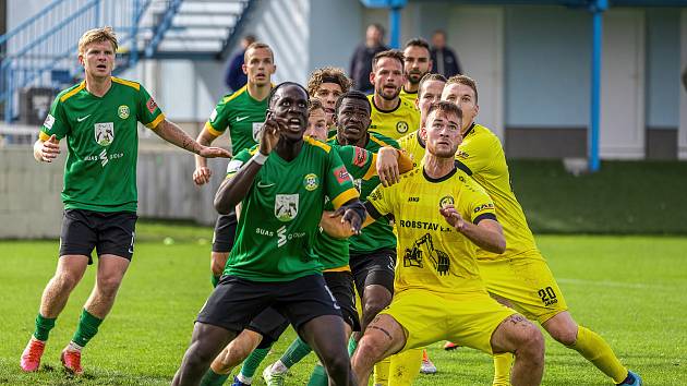 Fotbalisté FK ROBSTAV Přeštice (na archivním snímku fotbalisté ve žlutých dresech) prohráli doma podruhé v řadě.