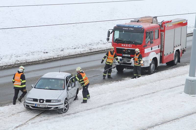 Řidička dostala smyk a skončila na tramvajových kolejích