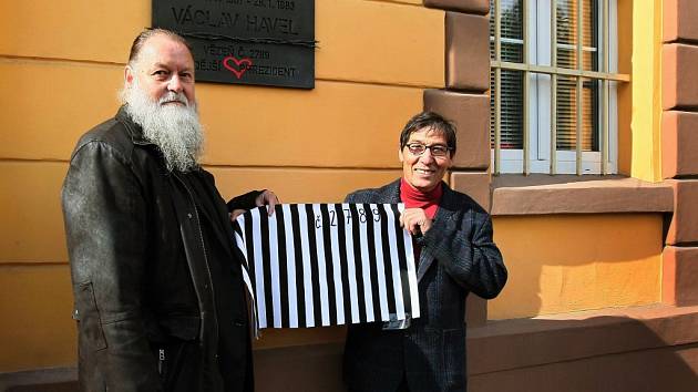 Desku na Borech odhalil senátor a starosta Slovan Lumír Aschenbrenner (vlevo),  který její vytvoření inicioval společně s výtvarníkem Janem Košťálem a dalšími lidmi. Autorem díla je akademický sochař František Bálek (vpravo).