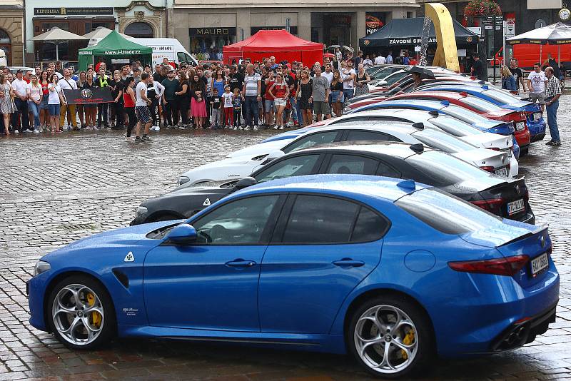 Sraz automobilů značky Alfa Romeo na náměstí Republiky v Plzni.