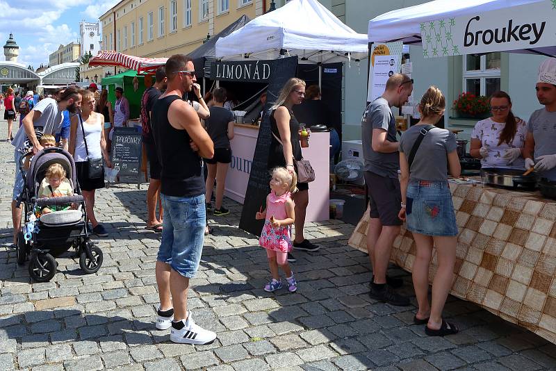 Návštěvníci gastrofestivalu Street Food Plzeň v pivovaru Prazdroj mohli ochutnat ze široké nabídky asijských specialit, čerstvých ryb, šťavnatých burgerů, tradičních pokrmů z dalekých zemí, ale i sladkých dezertů a plzeňského piva.