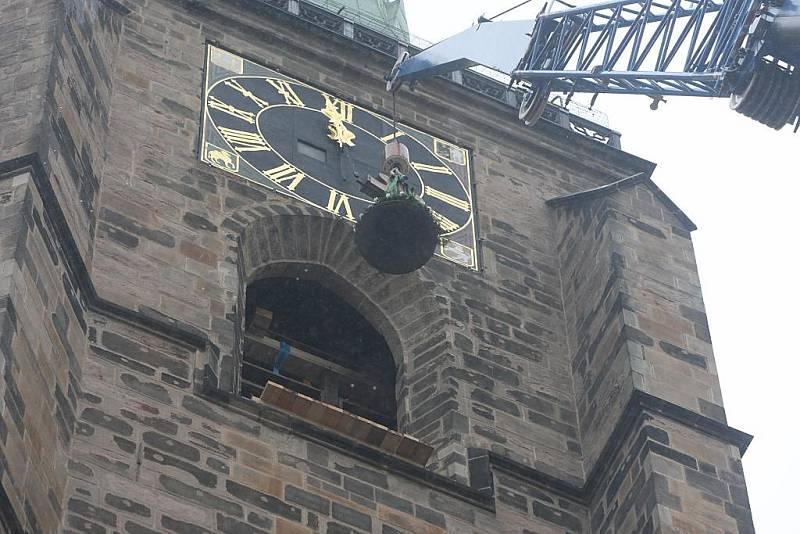 Vyzvednutí zvonů do věže katedrály
