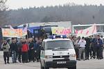 V areálu letiště v Líních nacvičovali těžkooděnci zásah proti demonstrantům i squaterům