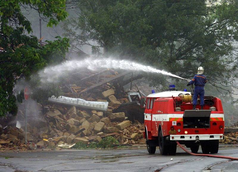 30. srpna 2002, odstřel domu v Plzni U Zvonu