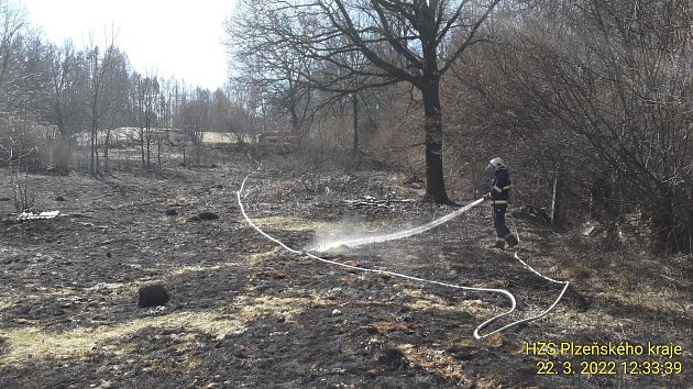 Požár trávy po pálení v Bezděkovci.