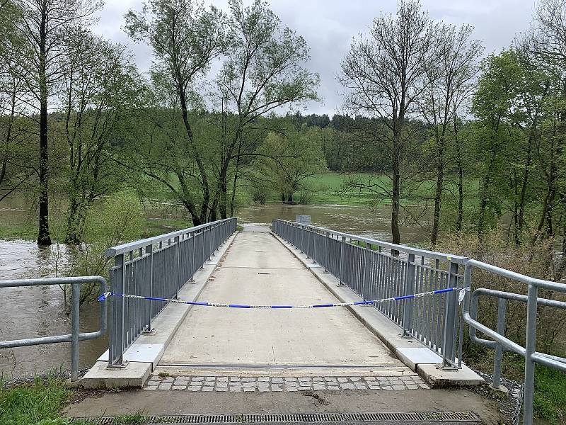 Mezi Koterovem a Starým Plzencem Úslava zalila louku i cyklostezku.