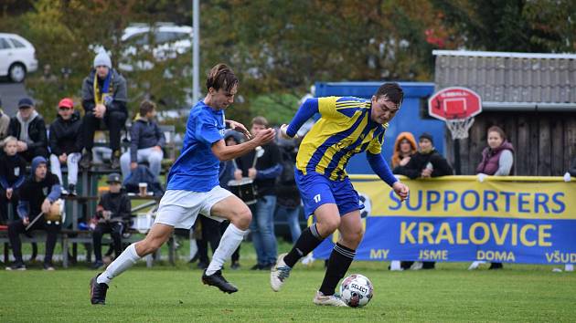 11. kolo krajské I. A třídy: TJ Sokol Kralovice - FK Bohemia Kaznějov (na snímku fotbalisté v modrých dresech) 4:3 (0:2).