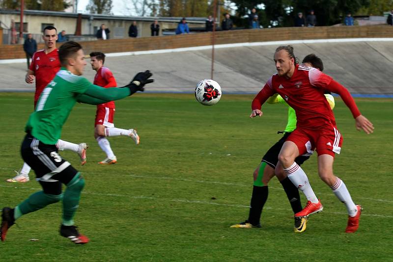 13. kolo FORTUNA divize A: Petřín Plzeň (červení) - Sedlčany 2:2.