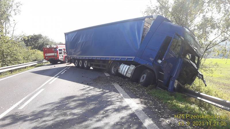 Tragická nehoda na silnici I/20 mezi Nepomukem a Životicemi.