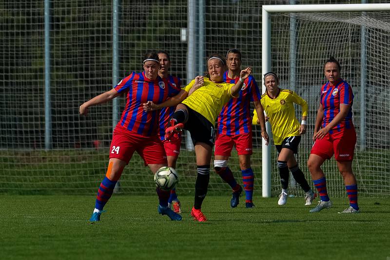 5. kolo 1. ligy žen: FC Viktoria Plzeň (na snímku fotbalistky v červenomodrých dresech) - AC Sparta Praha 1:3 (0:1).