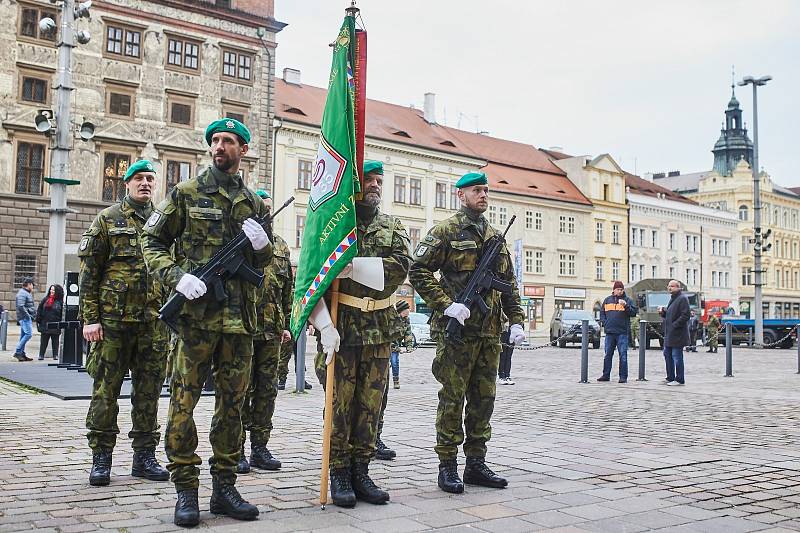 Požehnání praporu pěší roty aktivní zálohy Krajského vojenského velitelství Plzeň biskupem Tomášem Holubem a udělení četného názvu Pětatřicátníci se uskutečnilo v neděli v katedrále sv. Bartoloměje na náměstí Republiky v Plzni.