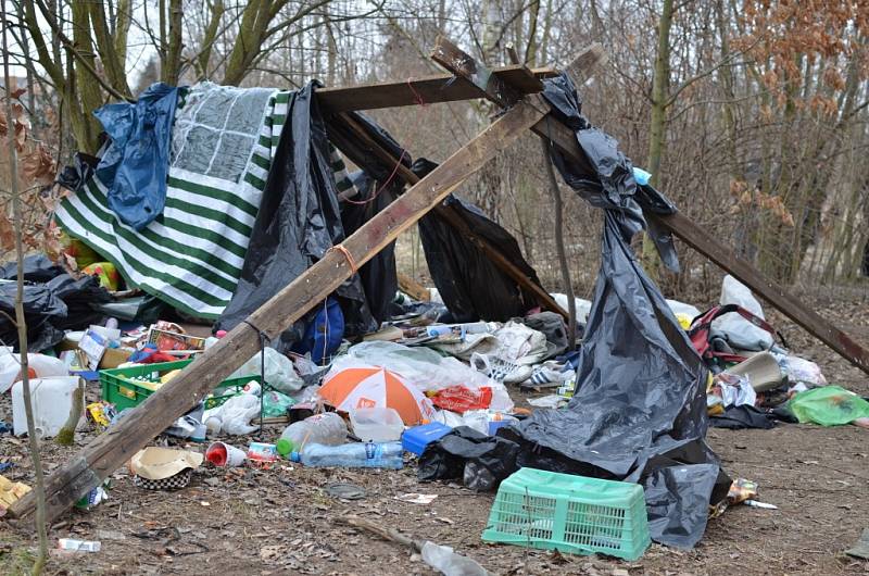 Likvidace stanového městečka bezdomovců na Slovanech.