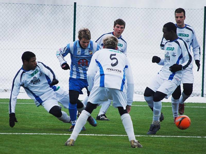 Fotbaloví starší dorostenci FC Viktorie Plzeň (modré dresy) zdolali v baráži o finále memoriálu Vlastimila Marečka Baník Most 3:0