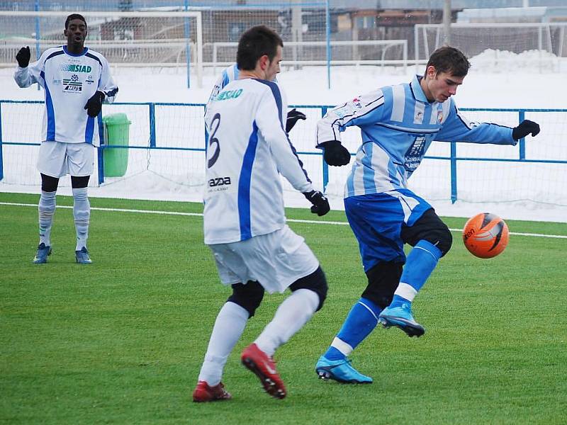 Fotbaloví starší dorostenci FC Viktorie Plzeň (modré dresy) zdolali v baráži o finále memoriálu Vlastimila Marečka Baník Most 3:0