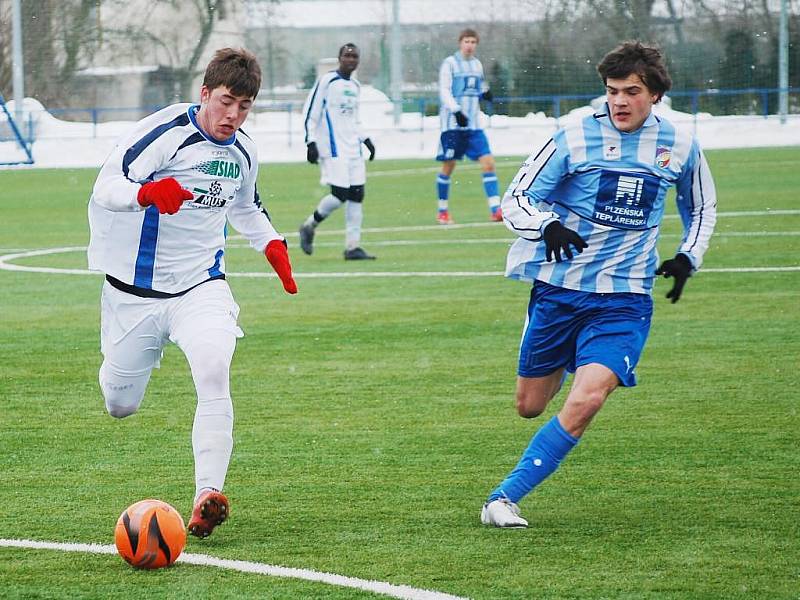 Fotbaloví starší dorostenci FC Viktorie Plzeň (modré dresy) zdolali v baráži o finále memoriálu Vlastimila Marečka Baník Most 3:0